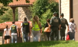 Los agentes de la Agencia Tributaria entrando en la vivienda de Martin Ferrer en León. Foto: Tele5