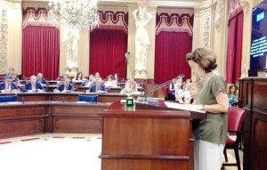 La consellera de Servicios Sociales y Cooperación, Fina Santiago, recordó a las víctimas de la violencia machista en Balears. 