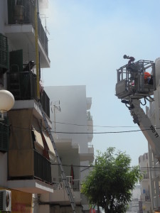  Los bombero han tenido que acceder a los últimos pisos con la grúa. 