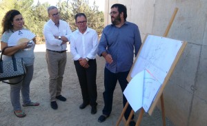 Vicenç Vidal, durante un momento de su comparecencia juntoa Pilar Costa, Vicent Torres y Josep Marí Ribas. 