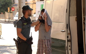 El detenido por el incendio de Sant Antoni llegó esta mañana a los Juzgados de Ibiza, esposado y con la cara cubierta. Foto: Imagen cedida por IB3