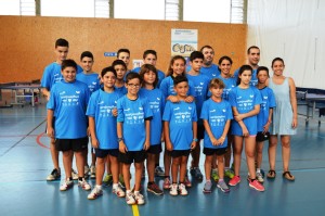 Sara Ramírez, junto a los participantes en el campus de tenis de mesa.