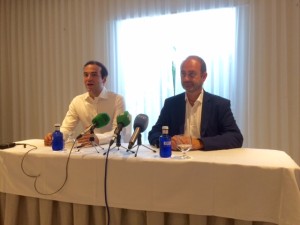 El director de desarrollo de Negocio, Marco Frisina y el consejero delegado del Grupo Pacha, Rafael Harillo, en rueda de prensa. Foto: L.A.