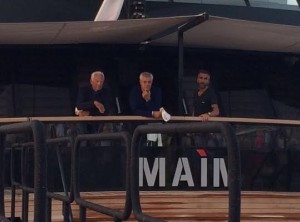 Armani, a la izquierda de la imagen, en su barco en el puerto de Ibiza. Foto: María José Marcos