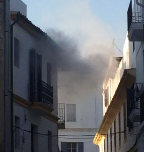 Una imagen del incendio del edificio de la calle de Sant Elm.