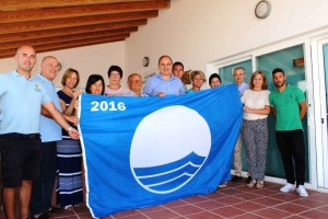 Una de les banderes blaves que onejaran a les platges de Santa Eulària des Riu.