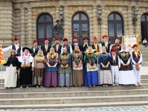 Els integrants de la Colla d'Aubarca de Sant Mateu que es van desplaçar a Praga.