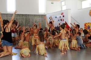 Un moment de la representació de les Escoles d'Estiu de Santa Eulària.