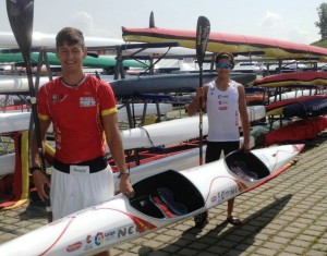 Jorge Gascón, de blanco, junto a su compañero en el K-2 Alberto Alonso. 