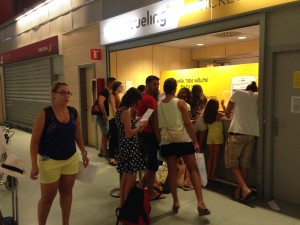 Decenas de personas hacen cola en el mostrador de Vueling en el aeropuerto de Ibiza para solicitar información.