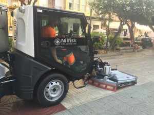 La nueva maquinaria fregadora para limpiar las zonas peatonales de la ciudad. 