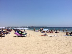 Las nuevas cintas instaladas por el Ayuntamiento de Sant Josep delimitan la zona donde pueden estar ubicadas las hamacas. Imagen de Platja d'en Bossa. 