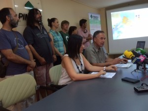 Los representantes de Mar Blava con el mapa de las prospecciones que amenazan las islas. Foto: L.A.