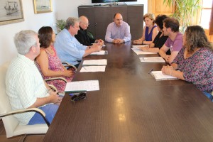 El alcalde Vicent Marí junto los representantes de las entidades sociales que han recibido las aportaciones. 