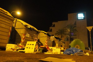 Basura amontanada junto a los contenedores