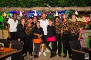 Pepe Reina posa con el personal del restaurante Pau Brasil Ibiza