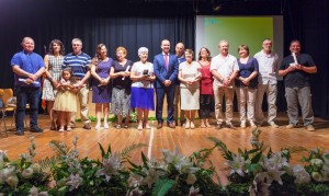 Una fotografía de grupo de la Medalla de Oro y los premios Sant Jaume 2016.