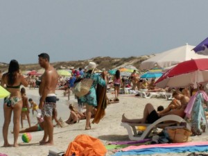 El equipo de gobierno, la oposición, la diputada por Formentera y otras entidades ya han puesto de manifiesto la saturación que sufre la isla y la necesidad de controlarlo. Foto: PP de Formentera.