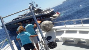 Imagen captada desde el Barco de Aqua Bus que ha ido al rescate de la embarcación siniestrada