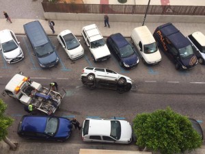 Imagen del coche volcado en medio de la calzada en la Calle País Valencià. Foto: Ricardo Vega Pravos