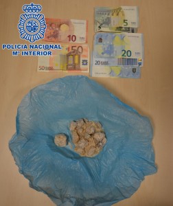 La Policía Nacional incautó al detenido unos 100 gramos de cristal o MDMA.