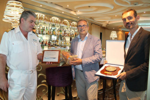 El president del Consell, Vicent Torres, amb el director del port, Joaquin Jiménez, i el capità Wojciech Ziolkowsky.