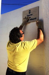 Un instante de la colocación de la placa del Carrer de Rafael Alberti.