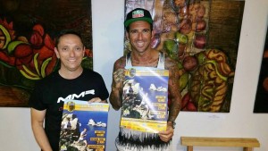 Josef Ajram y Juanjo Planells posan con dos carteles de la Ibiza Trail Maratón.