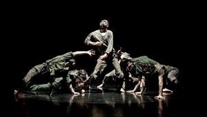  l'espectacle de dansa contemporània 'Sinestesia', a càrrec de la companyia Iron Skulls.