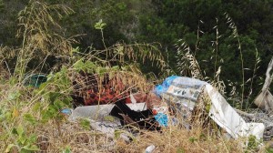 Imagen de uno de los solares repleto de basura.