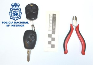 A los detenidos se les incautó un inhibidor, dinero en efectivo y unos alicates.