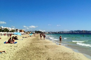 Alguns turistes en Platja d'en Bossa.