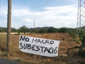 Imagen de un letrero contra el tendido que quieren instalar en es Fornàs.