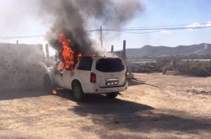 Una imagen del vehículo ardiendo junto a la iglesia de Sant Francesc. Foto: Cosas que pasan en Ibiza