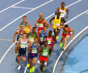 Captura del momento en el que el atleta David Bustos sufre el tropezón en los 1.500 metros. Foto: AS