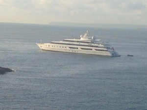 Uno de los barcos fondeados en Figueretes. (Fotografía: Movimiento Ciudadano EPIC).