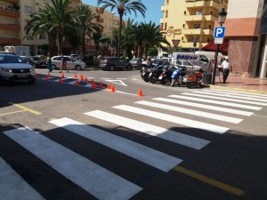 Un dels passos de zebra al carrer Marià Riquer Wallis.