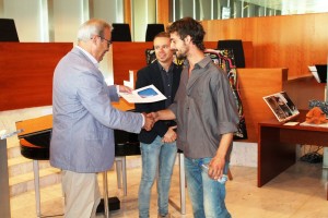 Vicent Torres entrega el premio a Stephen García-Cernuda.