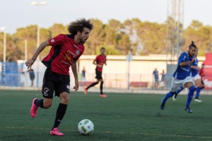 Willy, jugador del Formentera, durante un amistoso ante el San Rafael.