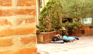 Una persona duerme en la calle 