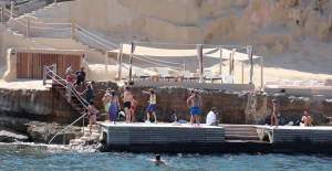 Varios grupos de ciudadanos acudieron ayer al lugar para disfrutar de una jornada de playa.