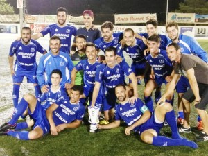 Los jugadores del San Rafael posan con el trofeo. Foto: Twitter