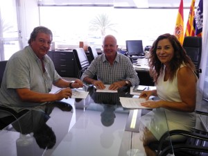 José Tur y la concejala de Serveis Socials, Neus Marí, junto al director de Cáritas, Joan Marí,