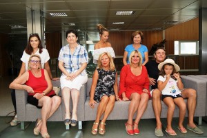 Marta Díaz posa junto a las dos artesanas y los diseñadores de la Moda Adlib.