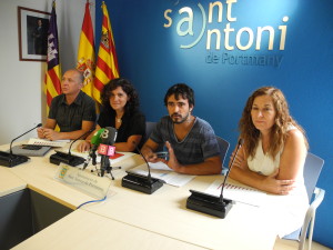 Imagen de la rueda de prensa en la que Consell y Sant Antoni han hecho balanca de la regulación de Cala Salada. 