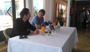 Los dos músicos donostiarras, durante la rueda de prensa en el hotel Royal Plaza.