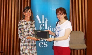 Carmen Matutes, presidenta de la Fundación Abel Matutes, entrega el Vox-Ipad a la madre de Víctor.