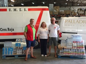 Enrique Climent, junto a dos voluntarios de Cruz Roja Ibiza y Formentera.