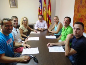 Josep Marí Ribas i Helena Benlloch, durant la signatura dels convenis amb els clubs esportius.