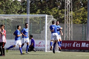 Los jugadores del San Rafael festejan el gol conseguido por Juanfran. Fotos: Menorcaaldía